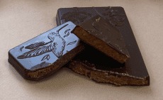 Photo d'une tablette pralinée cacahuète enrobage chocolat au lait ouverte