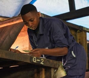 Photo d'un jeune garçon qui travaille en Tanzanie dans une ferme qui produit des fèves de cacao Kokoa Kamili