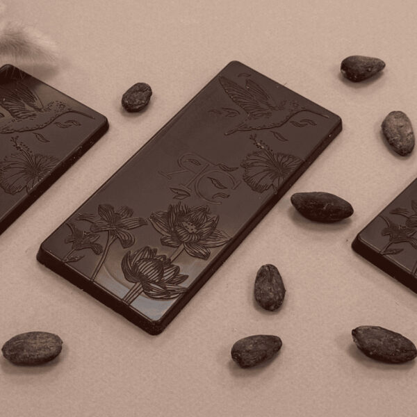Bannière avec 3 tablettes de chocolat noir et des fèves de cacao