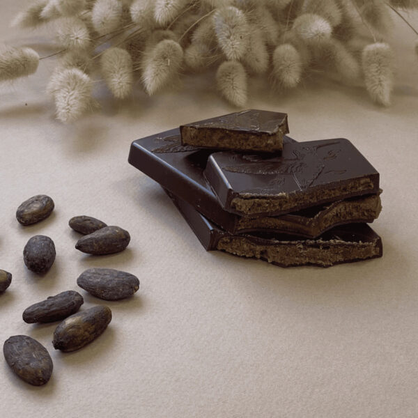 Photo d'ambiance de plusieurs tablettes pralinées cacahuètes lait ouvertes