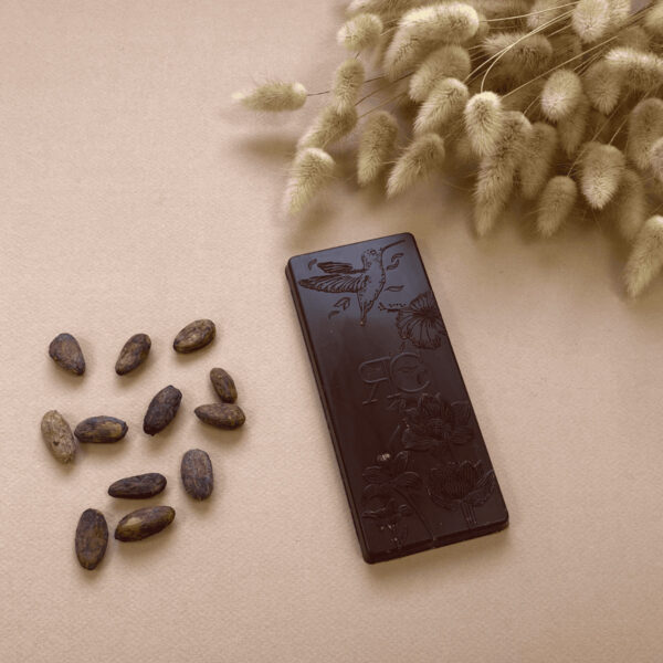 Photo d'ambiance d'une tablette pralinée -cacahuète lait