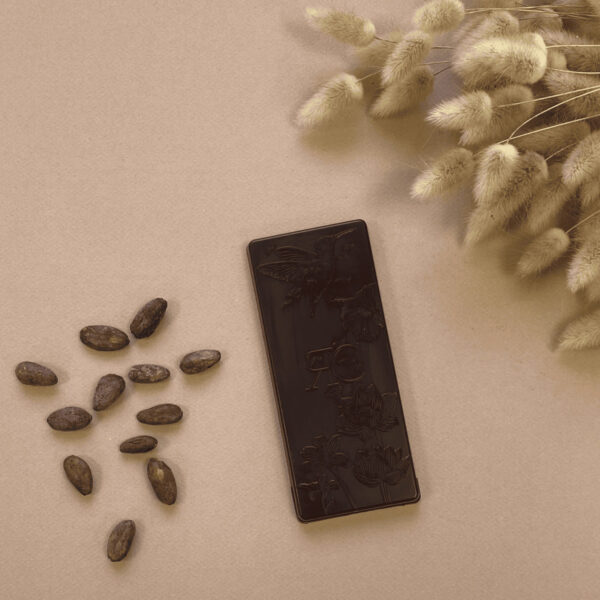 Photo d'ambiance d'une tablette pralinée noisette noir