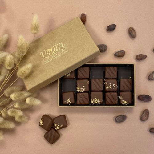 Photo d'un coffret de 15 praliné lait noisette et amande ouvert