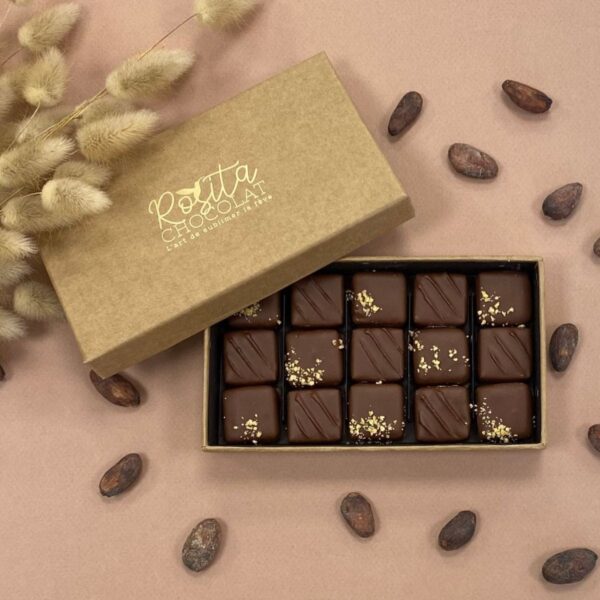 Photo d'un coffret de 15 praliné lait noisette et amande ouvert