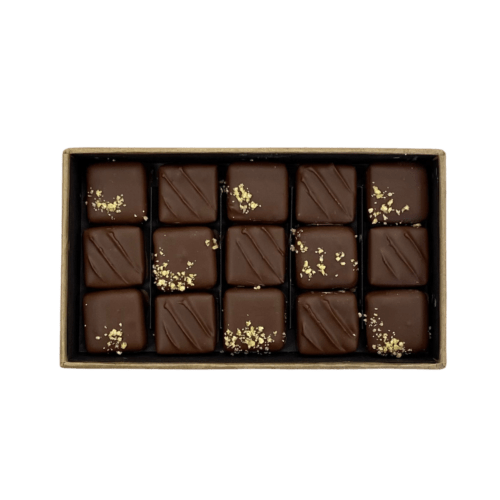 Photo détourée d'un coffret de 15 pralinés au chocolat au lait, noisette et cacahuète