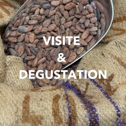 Photo d'un sac de fèves de cacao avec des inscriptions de visite et dégustation