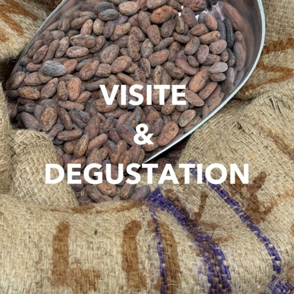 Photo d'un sac de fèves de cacao avec des inscriptions de visite et dégustation