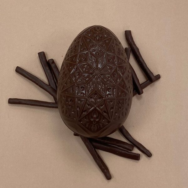 Oeuf de Pâques au chocolat noir et des orangettes autour