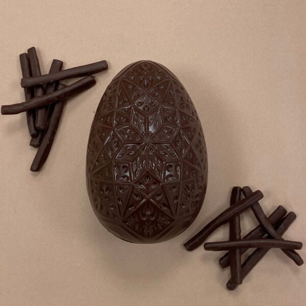 Oeuf de Pâques au chocolat noir et des orangettes autour